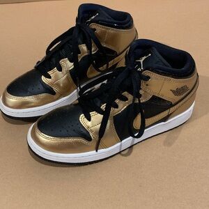 Nike Air Jordan 1 Mid SE Metallic Gold Black sneakers  SIZE 5 youth